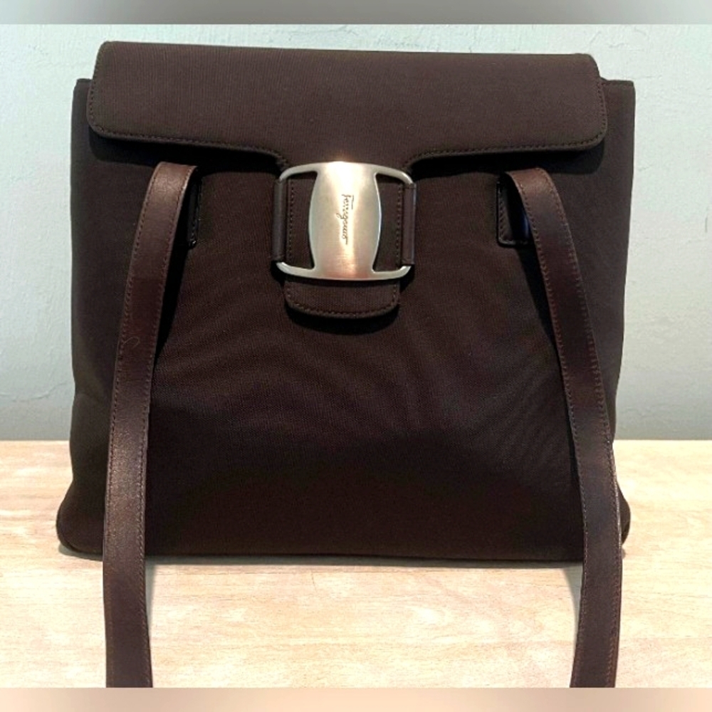 Luxurious Salvatore Ferragamo Vara‎ Shoulder Bag in Dk Brown Nylon & Leat…